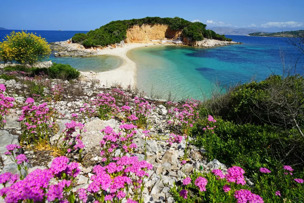 shutterstock_2165039817_optimized - Pravda24 Pohled do zátoky na albánském poloostrově Ksamil