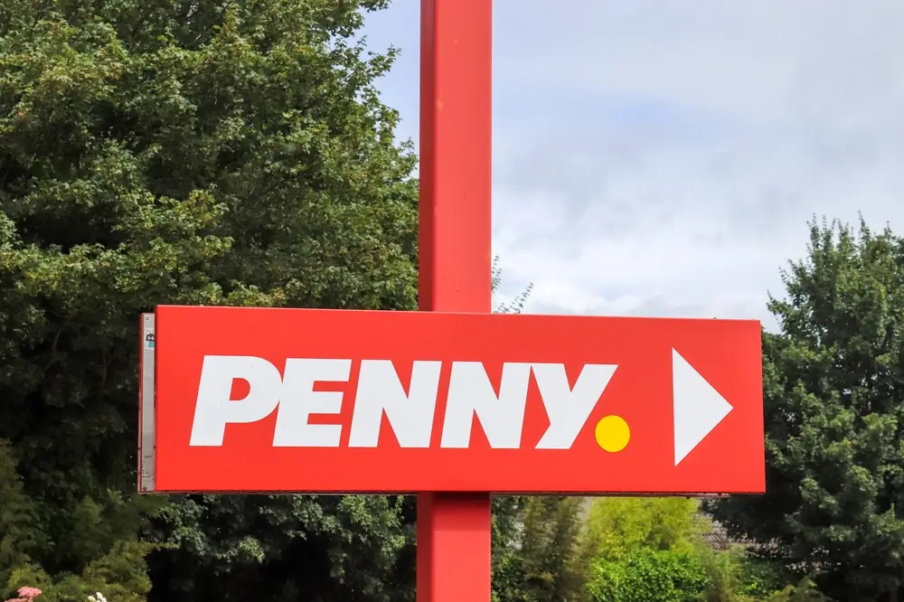 shutterstock_2176317285 - Pravda24 Cedule s logem Penny.