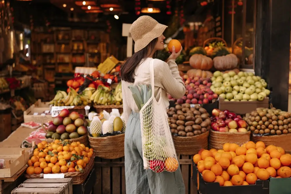 shutterstock_2177793457 1 - Pravda24 Žena čichá v obchodě k citrusům.