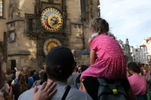 Turisté dívající se na pražský Orloj.