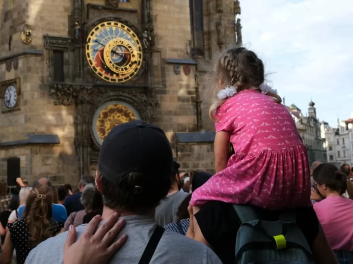 Turisté dívající se na pražský Orloj.