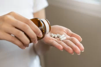 Žena s vitamíny