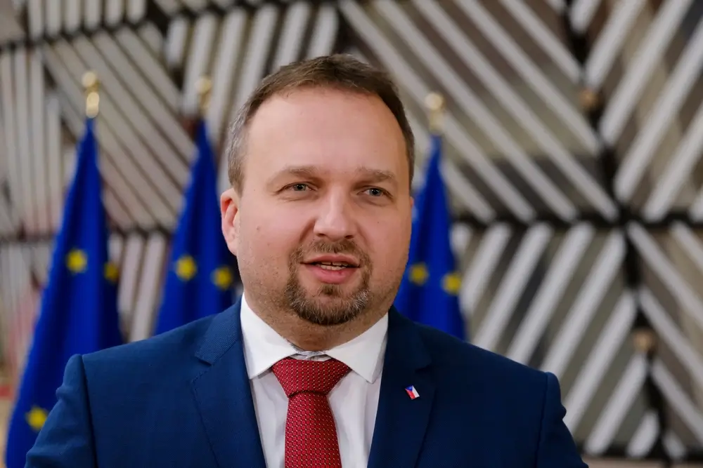 shutterstock_2236055701 - Pravda24 Marian Jurečka a tři vlajky EU.