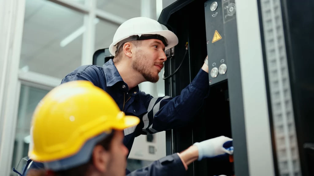 shutterstock_2267754377_optimized - Pravda24 elektrikář v práci