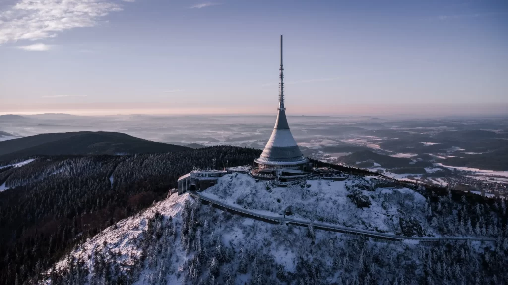 Ještěd si zamilujete díky jeho výhledům. Zdroj: Shutterstock - Pravda24 Výhled na Ještěd.