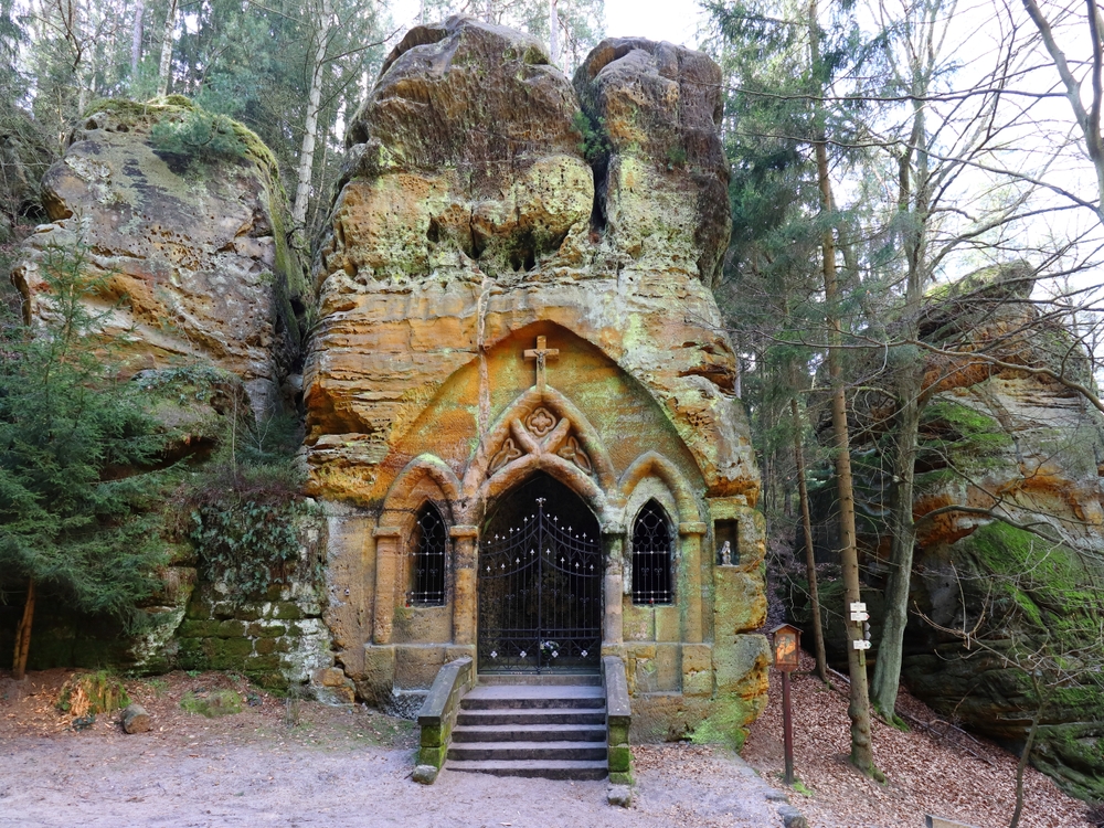 PilgrimageSitePrayingMineWithARockChapelCarvedInto - Pravda24 Kaple v Modlivém dole.
