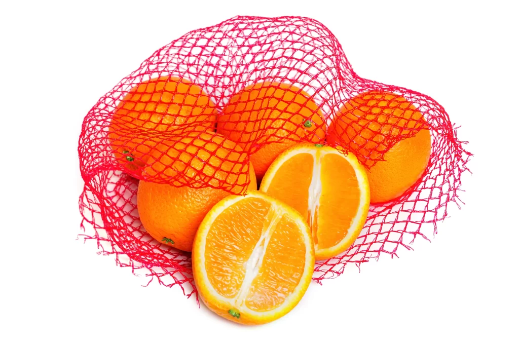 Pomeranč zařaďte do svého běžného jídelníčku. Zdroj: Shutterstock - Pravda24 Pomeranče v síťce.