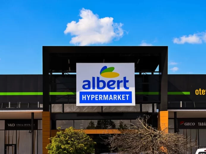 Nápis na obchodu Albert hypermarket