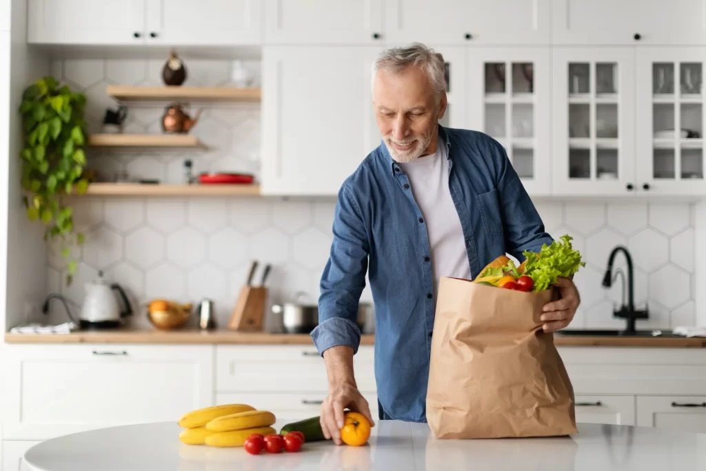 shutterstock_2315909967 - Pravda24 Muž s ovocem