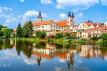 Zámek Telč a rybník.
