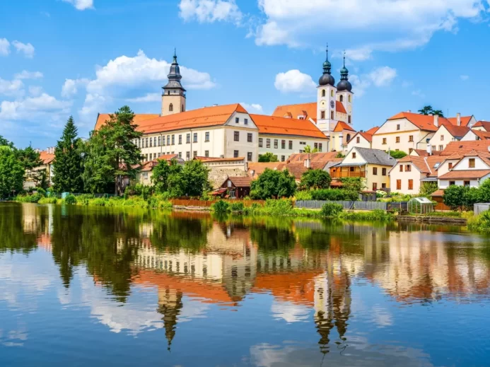 Zámek Telč a rybník.