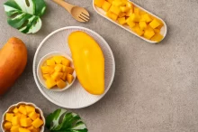 Mango nakrájené na talíři.
