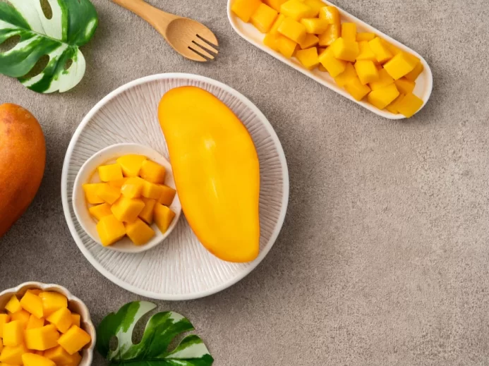 Mango nakrájené na talíři.