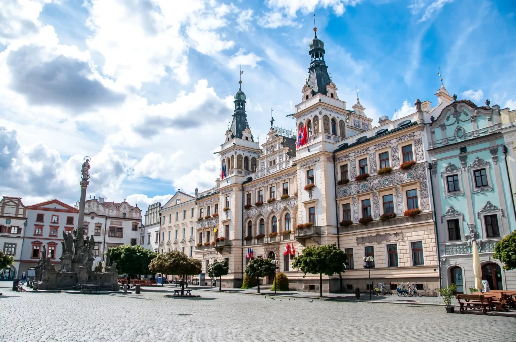 Dominantou pardubického náměstí je radnice. Zdroj: Shutterstock - Pravda24 Pardubické náměstí.