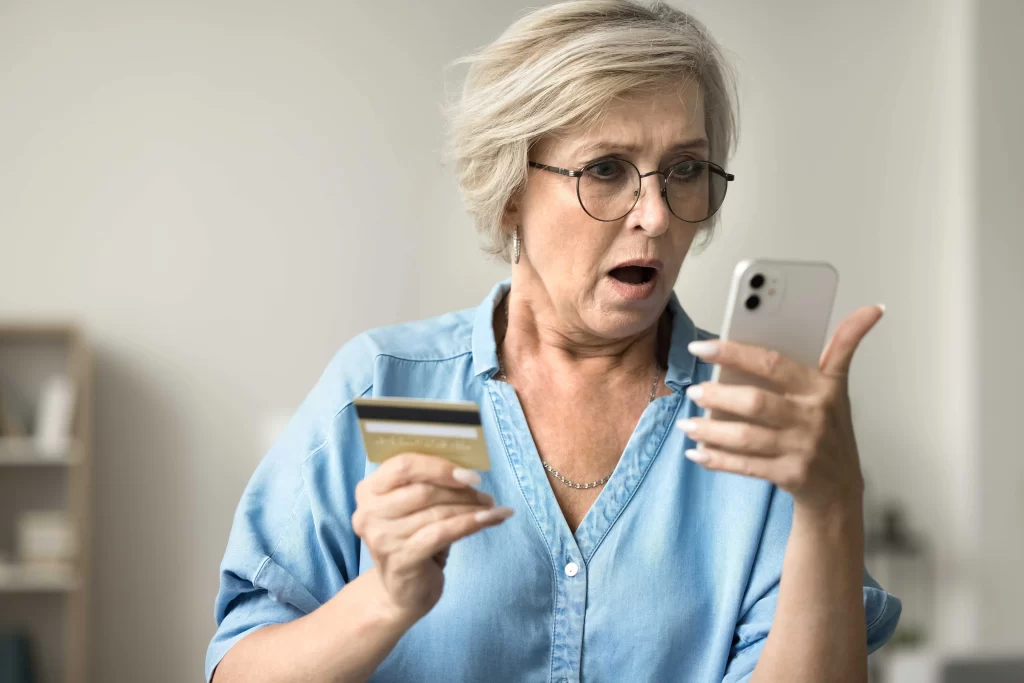 shutterstock_2365473943_optimized - Pravda24 žena zadává bankovní údaje do telefonu
