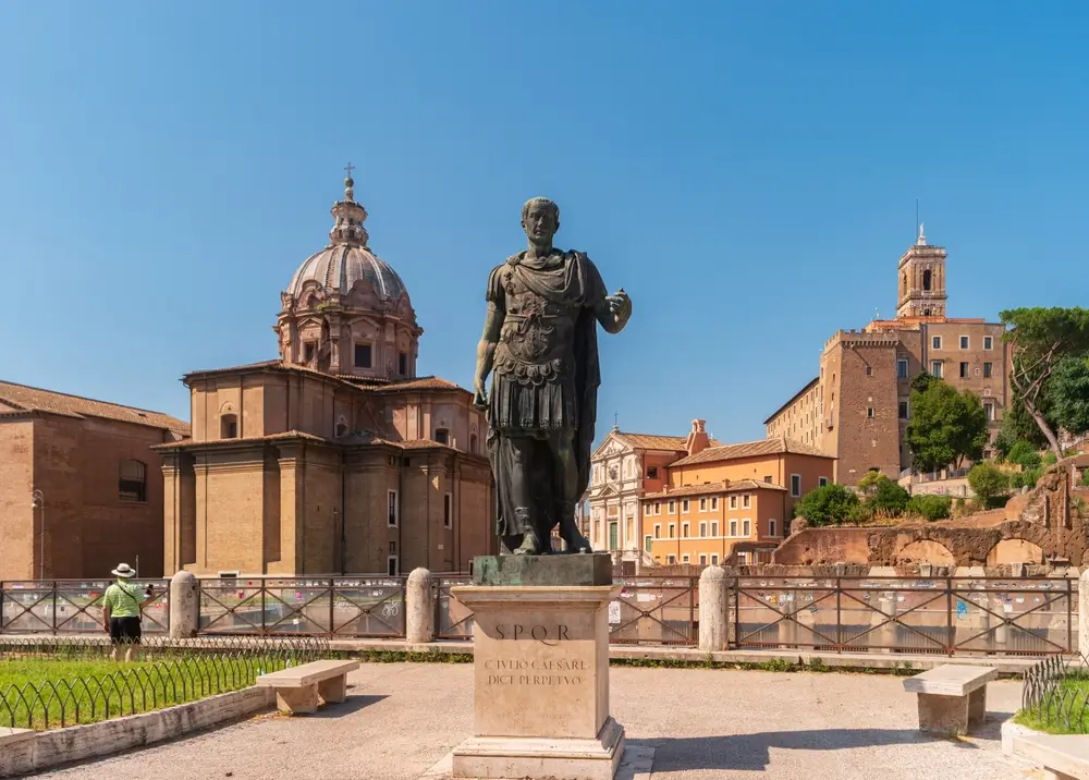 shutterstock_2373661251 - Pravda24 Caesarova socha v Římě.