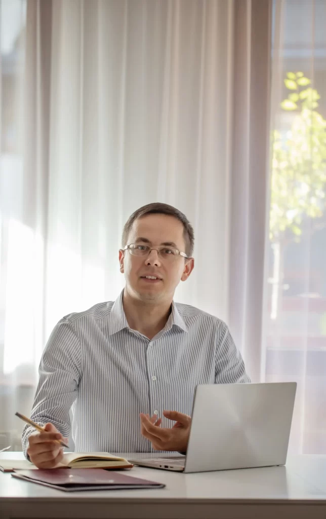 Člověk mající vysoký zájem o obor má šanci na úspěch. Zdroj: Shutterstock - Pravda24 Mladý muž, který si prohlíží papíry.