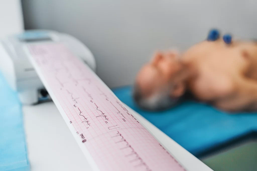 Muž napojený na EKG.