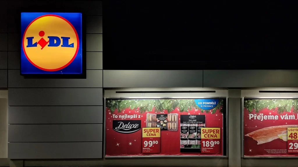 Vánoční nabídka prodejen Lidl byla vyměněna za slevu na pomerančích. Zdroj: Shutterstock - Pravda24 Lidl prodejna s billboardem.
