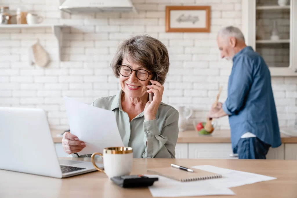 shutterstock_2411088951 - Pravda24 pracující seniorka