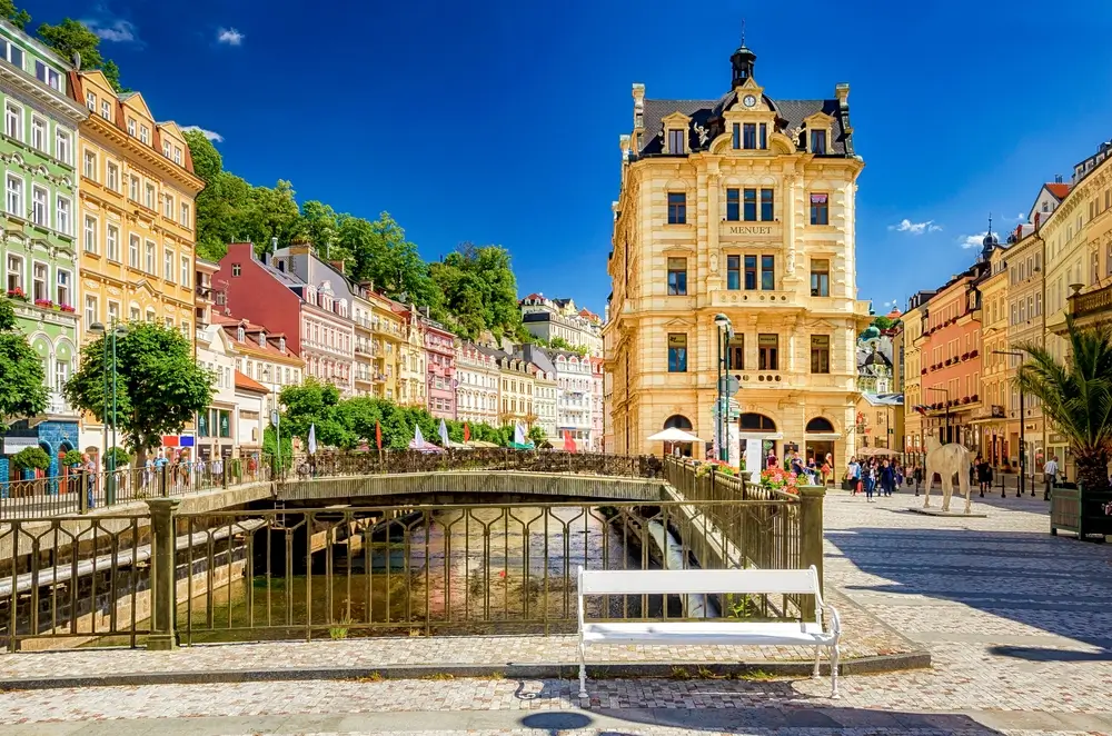 shutterstock_2421256659 - Pravda24 Centrum Karlových Varů.