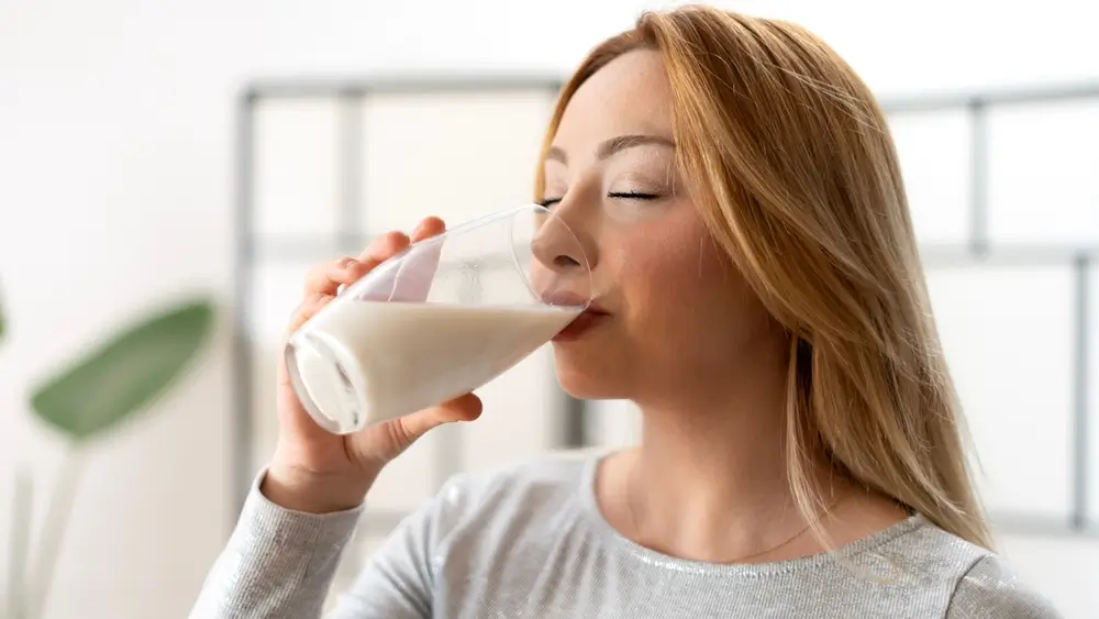 shutterstock_2422718749 - Pravda24 Žena pije mléko.