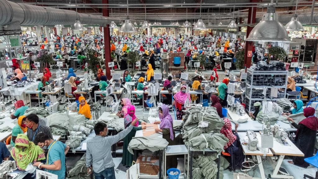 textilní továrna na výrobu fast fashion oblečení v Asii