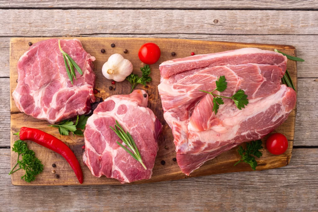 shutterstock_2439580515_optimized - Pravda24 Vepřová krkovice nakrájená na plátky s bylinkami a papričkou