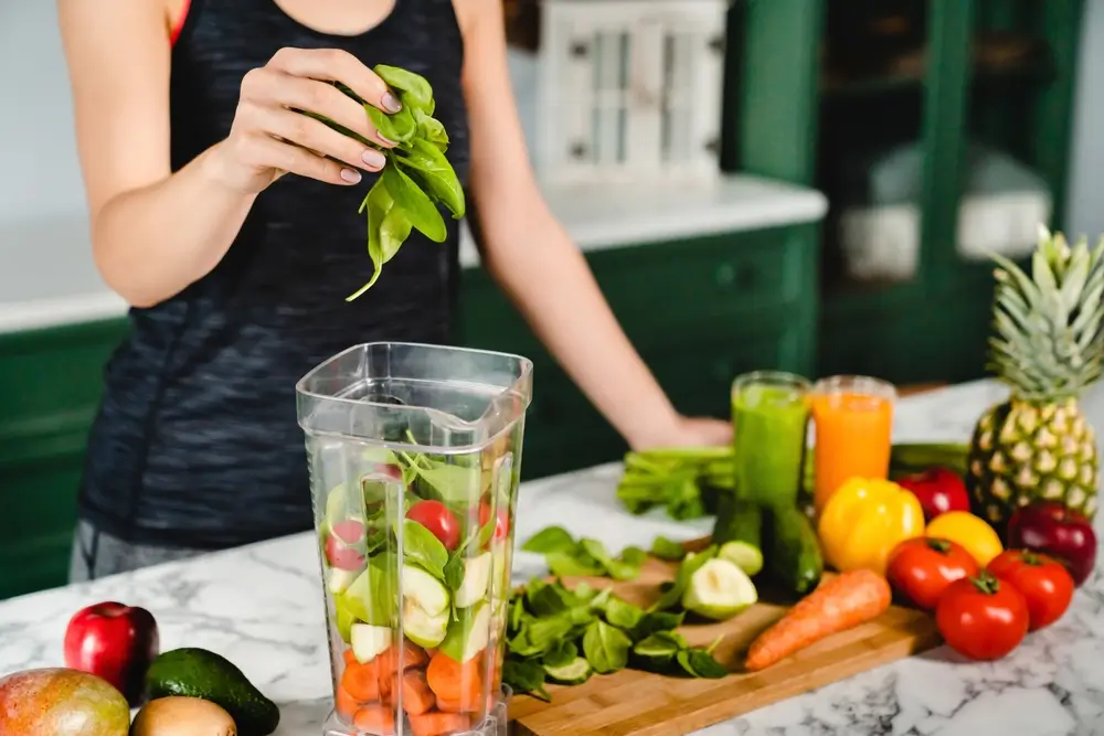 shutterstock_2442422987 - Pravda24 Žena si připravuje smoothie.