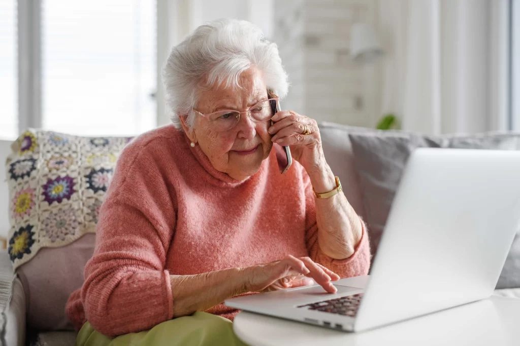 shutterstock_2464275873_optimized - Pravda24 stará žena telefonuje a je na počítači