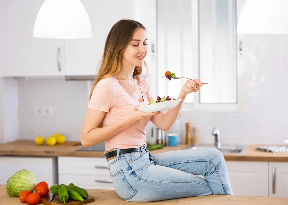 shutterstock_2472154581 - Pravda24 Žena jí zeleninu.