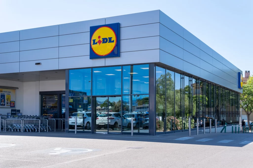 V řetězci Lidl se dají pořídit opravdové poklady za pár korun. Zdroj: Shutterstock - Pravda24 Prodejna Lidl