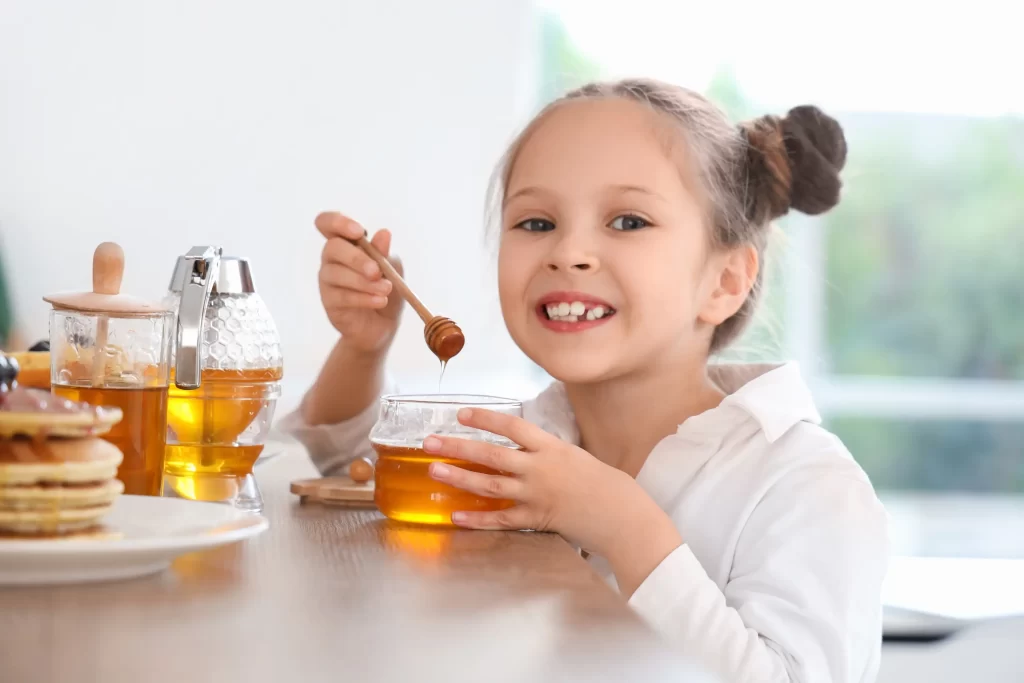 shutterstock_2474337165 - Pravda24 dívka jí med