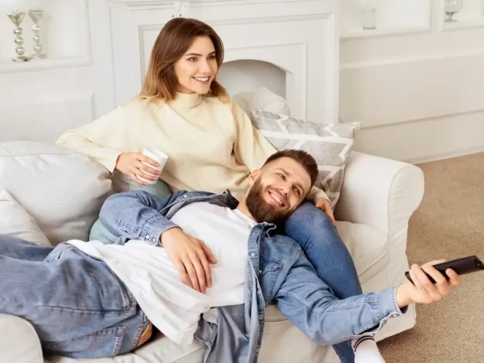 Muž se ženou se dívají na TV.