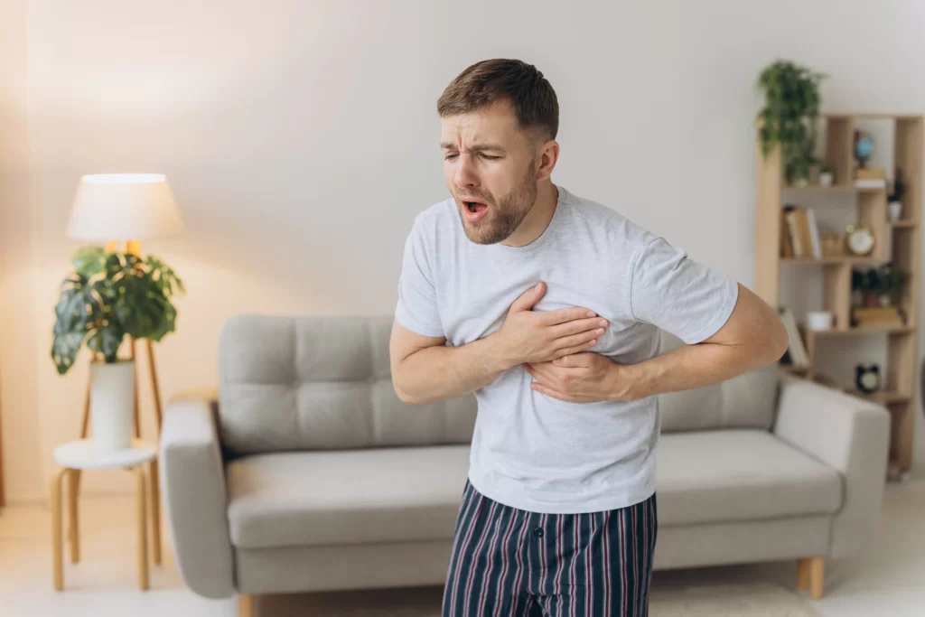 Mrtvici podporuje kouření a nezdravý životní styl. Zdroj: Shutterstock - Pravda24 Muž, kterého bolí u srdce.