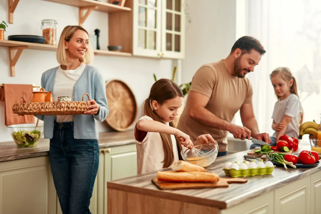 shutterstock_2480633151 - Pravda24 Rodina u snídaně