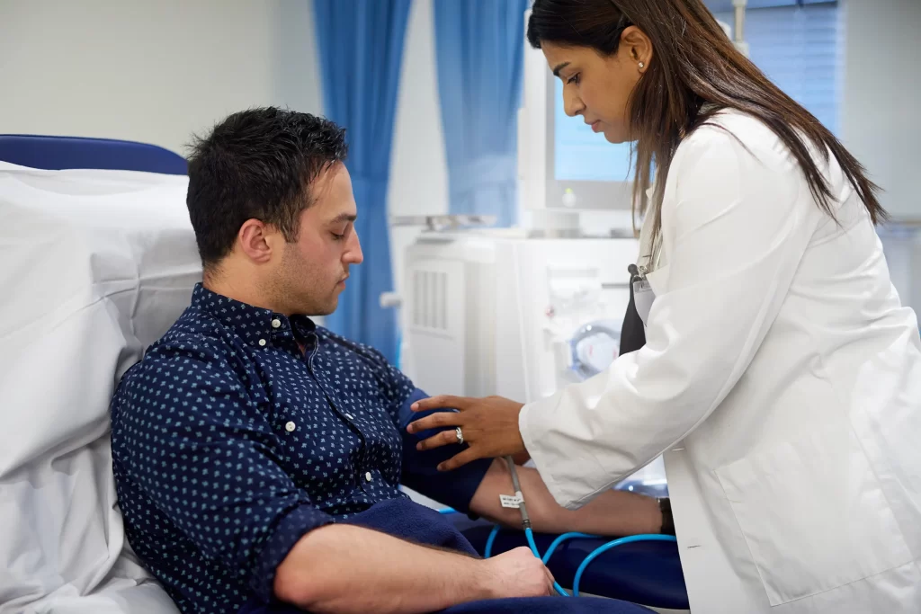 Při jakémkoliv z těchto symptomů ihned vyhledejte lékaře. Zdroj: Shutterstock - Pravda24 Pacient, kterého léčí paní doktorka.