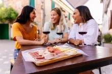 Kamarádky bavící se v restauraci
