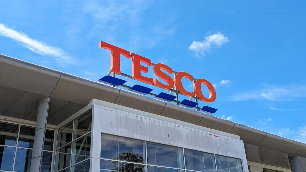 Tesco dlouhodobě spolupracuje s místními farmáři. Zdroj: Shutterstock - Pravda24 Tesco budova zvenku.