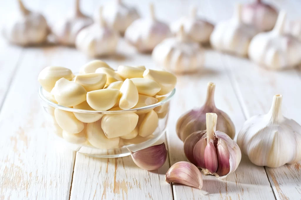 Nejvíce síly má česnek v syrovém stavu. Zdroj: Shutterstock - Pravda24 Syrový česnek v misce.