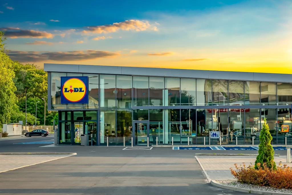 Lidl patří mezi nejoblíbenější supermarkety u nás. Zdroj: Shutterstock - Pravda24 Obchodní řetězec Lidl