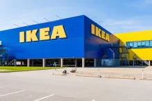 Ikea budova s parkovištěm.