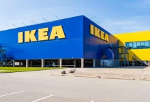 Ikea budova s parkovištěm.