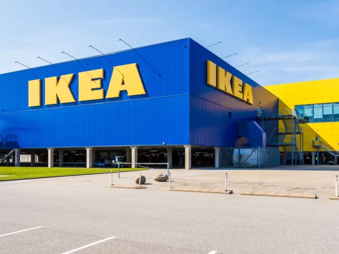 Ikea budova s parkovištěm.
