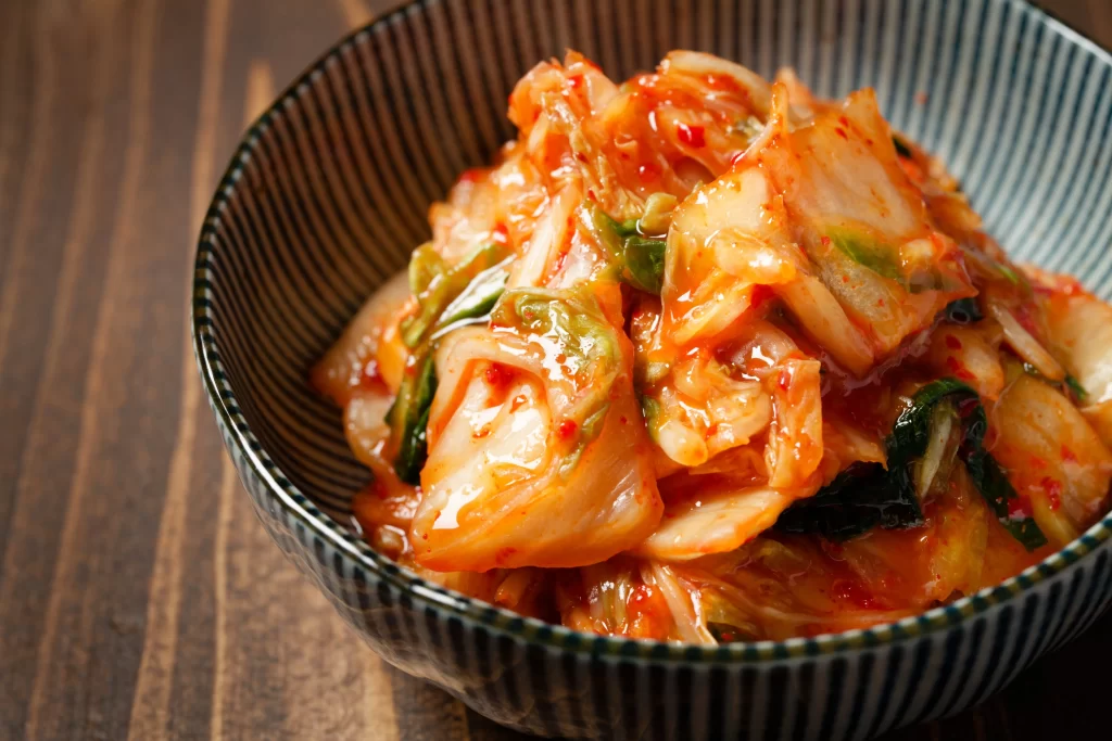 Kimchi je potravinou, bez které si nelze představit korejskou kuchyni. Zdroj: Shutterstock - Pravda24 Kimchi v misce.