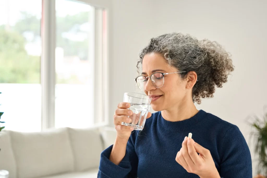 Řasa Spirulina je známým doplňkem stravy. Zdroj: Shutterstock - Pravda24 Starší žena s doplňkem stravy.