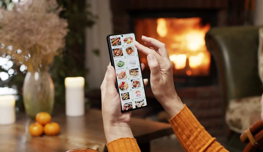 Objednávání jídla domů je, při snaze ušetřit, pasé. Zdroj: Shutterstock - Pravda24 Žena objednávající si jídlo přes telefon.