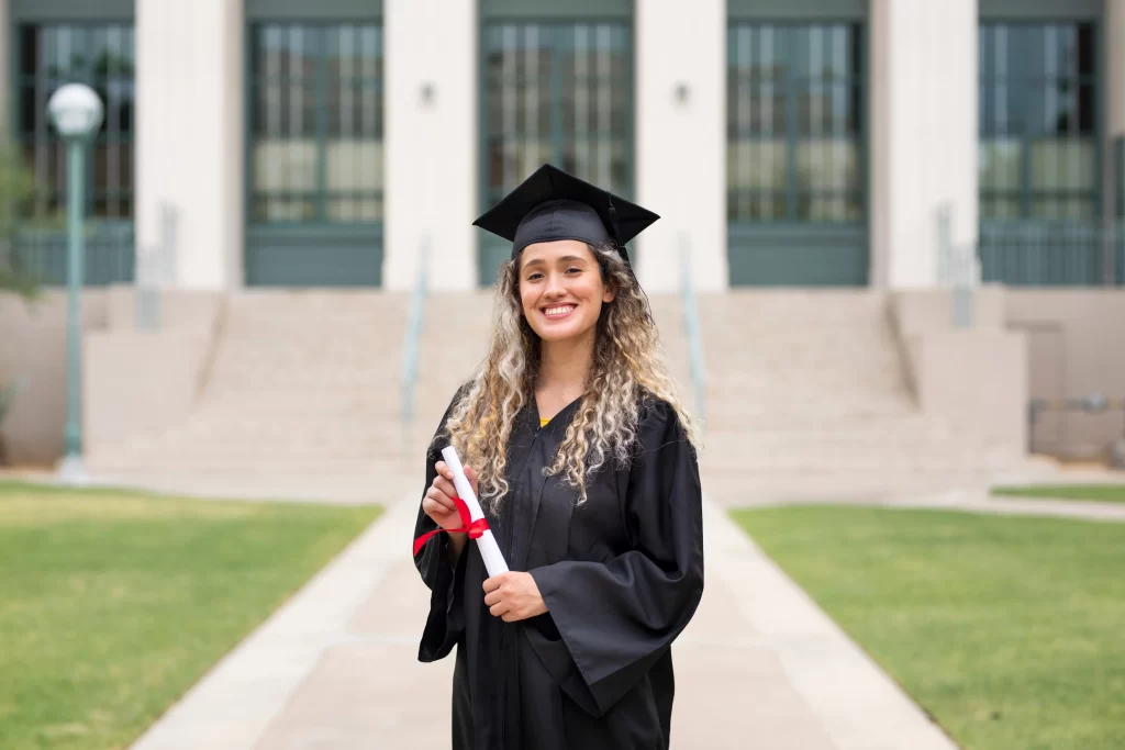U absolventů může být zásadní praxe během studia. Zdroj: Shutterstock - Pravda24 Absolventka vysoké školy s diplomem.