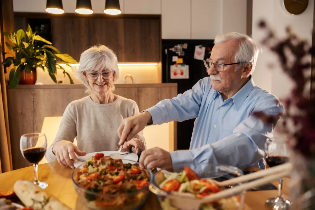 Příprava pohanky není nijak složitá. Zdroj: Shutterstock - Pravda24 Muž a žena, kteří večeří.