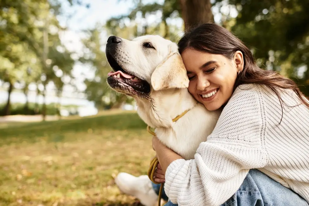 shutterstock_2525950247 - Pravda24 Žena se objímá se psem.